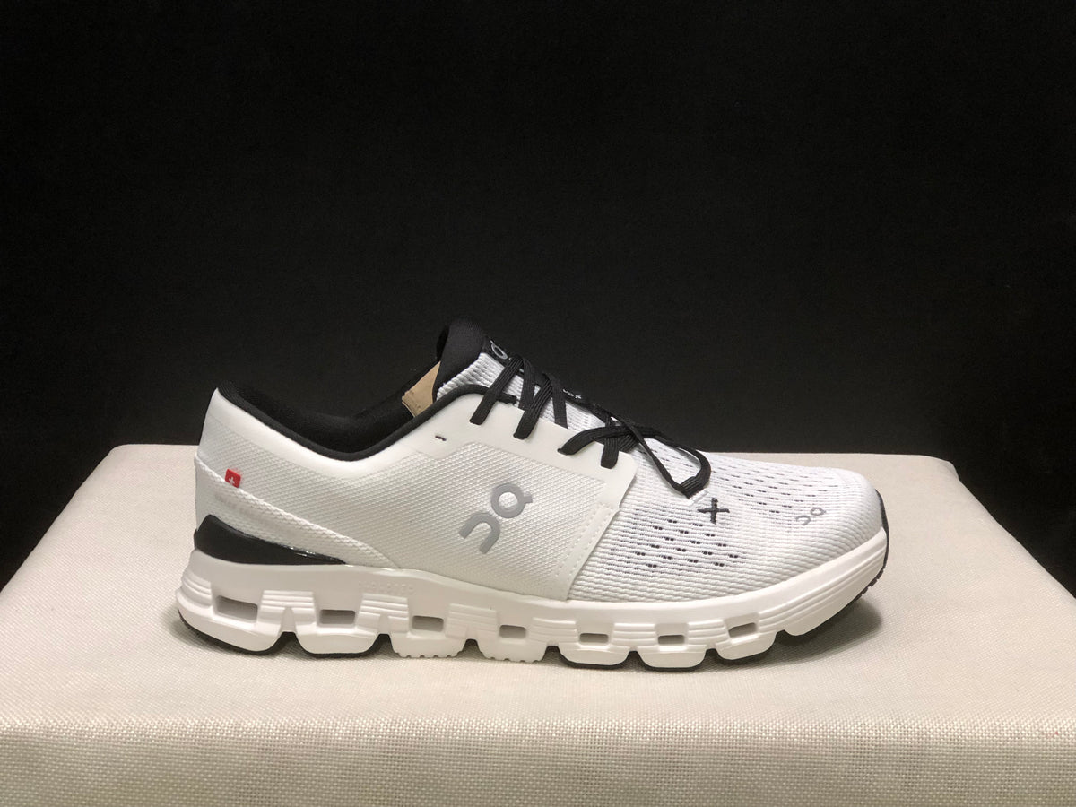 Lateral side view highlighting the On logo, perforated upper, black heel accent, and white outsole.
