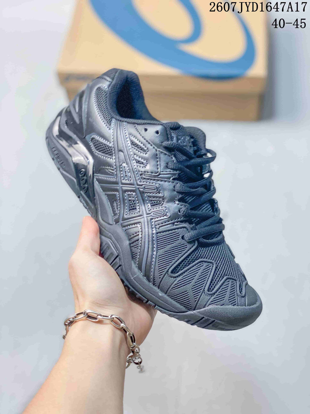 All-black ASICS GEL-Resolution 5 tennis shoe with textured panels; image text shows style code 2607JYD1647A17 and size range 40–45.