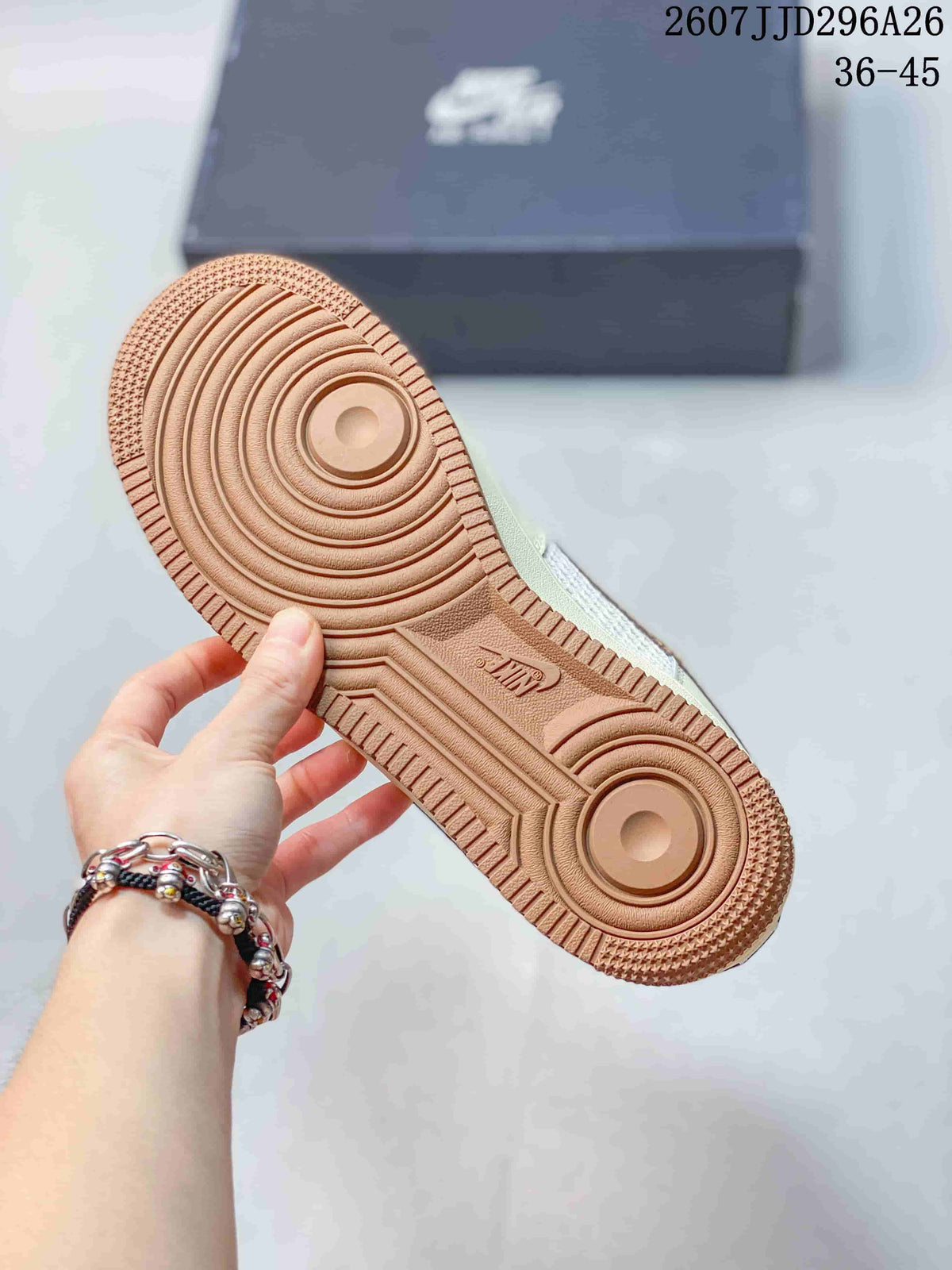 Close view of the gum-colored outsole with concentric traction circles and Air Force 1 branding.