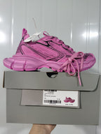 Pink Nike sneaker displayed above its box; the visible box label shows style 734734 W3DC 5000, color pink, and EU 40.