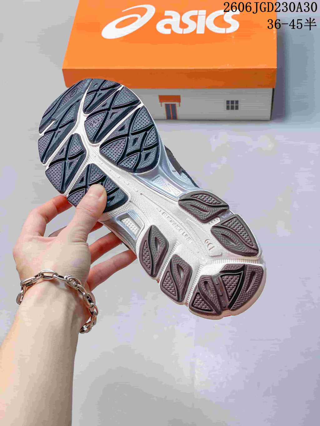 Close view of the patterned outsole on an ASICS GEL-CUMULUS 16 shoe.