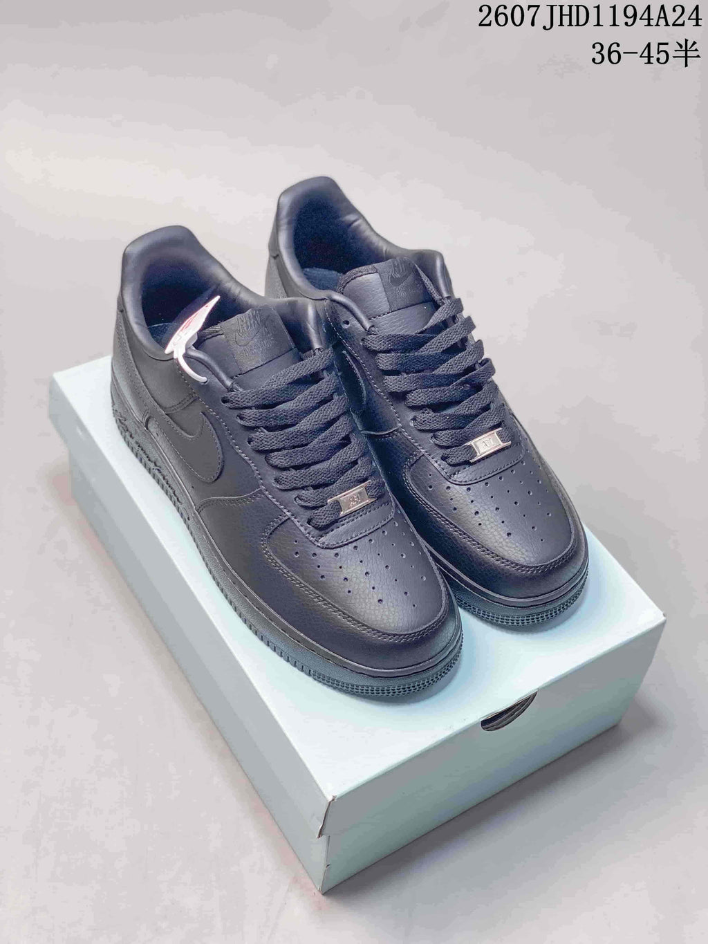 Pair of black Nike Air Force 1 '07 low-top sneakers displayed on a shoebox; image text shows 2607JHD1194A24 and a 36–45.5 size range.