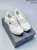 Pair of white Descente EASE WIRE sneakers displayed on a shoebox, with the product code and size range visible above.