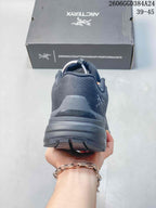 Rear view of a dark gray hiking shoe showing the heel and outsole; image overlay shows sizes 39–45.