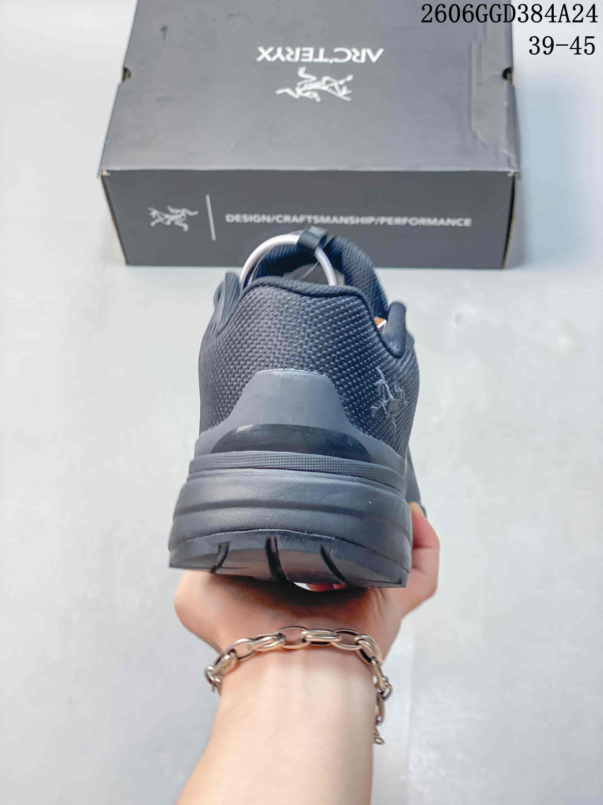 Rear view of a dark gray hiking shoe showing the heel and outsole; image overlay shows sizes 39–45.