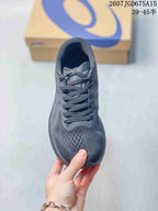 Top view of the dark gray lace-up running shoe showing the ventilated forefoot and tongue; overlay text shows product code 2607TGD675A15 and a 39–45 half-size range.