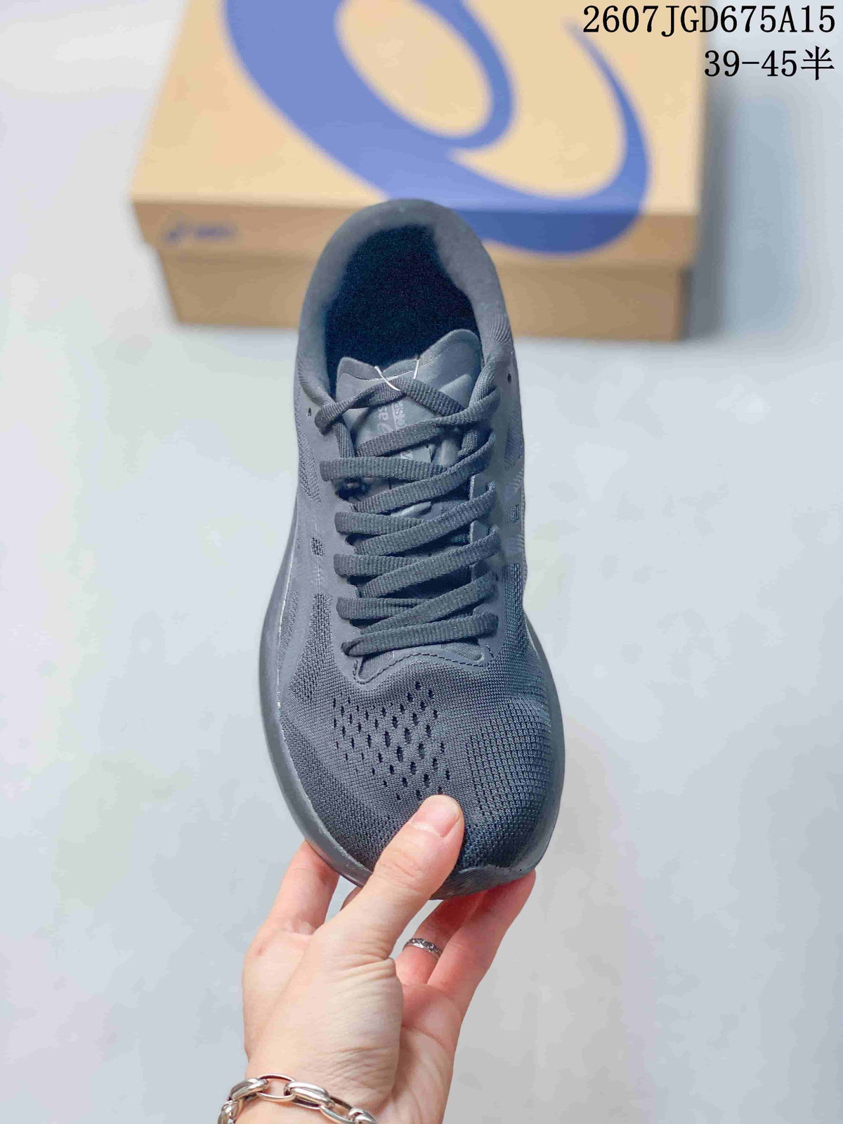 Top view of the dark gray lace-up running shoe showing the ventilated forefoot and tongue; overlay text shows product code 2607TGD675A15 and a 39–45 half-size range.
