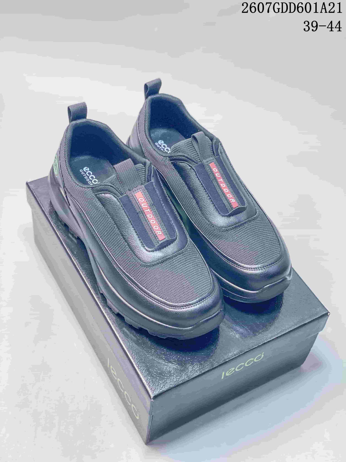 Pair of black ECCO low-top slip-on sneakers displayed on a branded shoebox; source overlay shows style code 2607GDD601A21 and size range 39–44.
