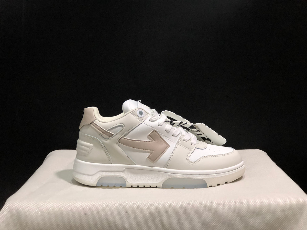Single-sneaker side profile highlighting the white colorway, arrow side graphic, padded collar, and segmented outsole.