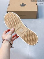 Honeycomb-patterned outsole of the blue DESCENTE sneaker beside its box