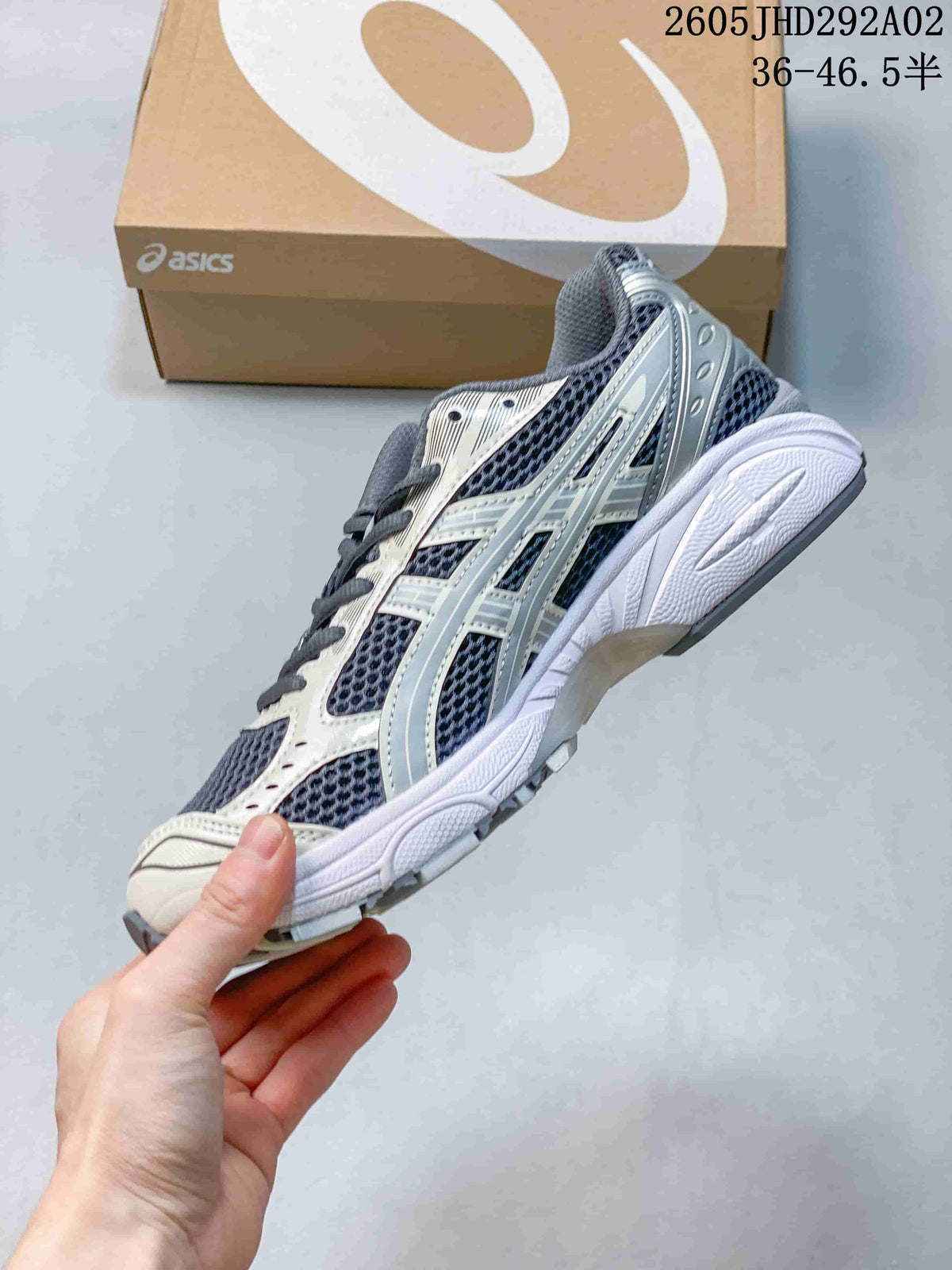Side view of the silver and charcoal mesh sneaker with layered overlays; image includes the printed size range 36–46.5.