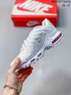 Side view of a white Nike Air Max Plus sneaker showing layered wave panels, a gray Swoosh and visible sole Air units; style code 2607ND776A16 and size range 36–47 are overlaid.