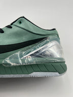 Close-up of the green heel, clear accent and midsole