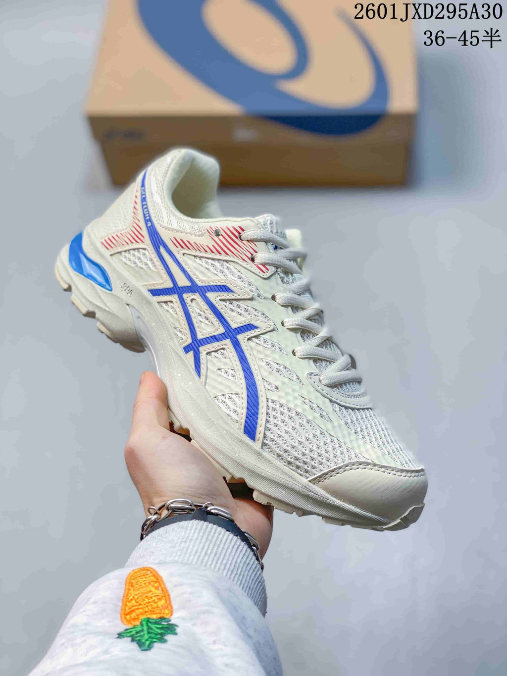 Side view highlighting the blue side stripes, red accents, and sculpted sole; image text gives a 36–45.5 size range.