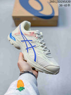 Side view highlighting the blue side stripes, red accents, and sculpted sole; image text gives a 36–45.5 size range.