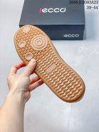 Close-up of the gum-colored sneaker outsole showing its patterned tread; image overlay shows sizes 39–44 and code 2606 JLD383A23.
