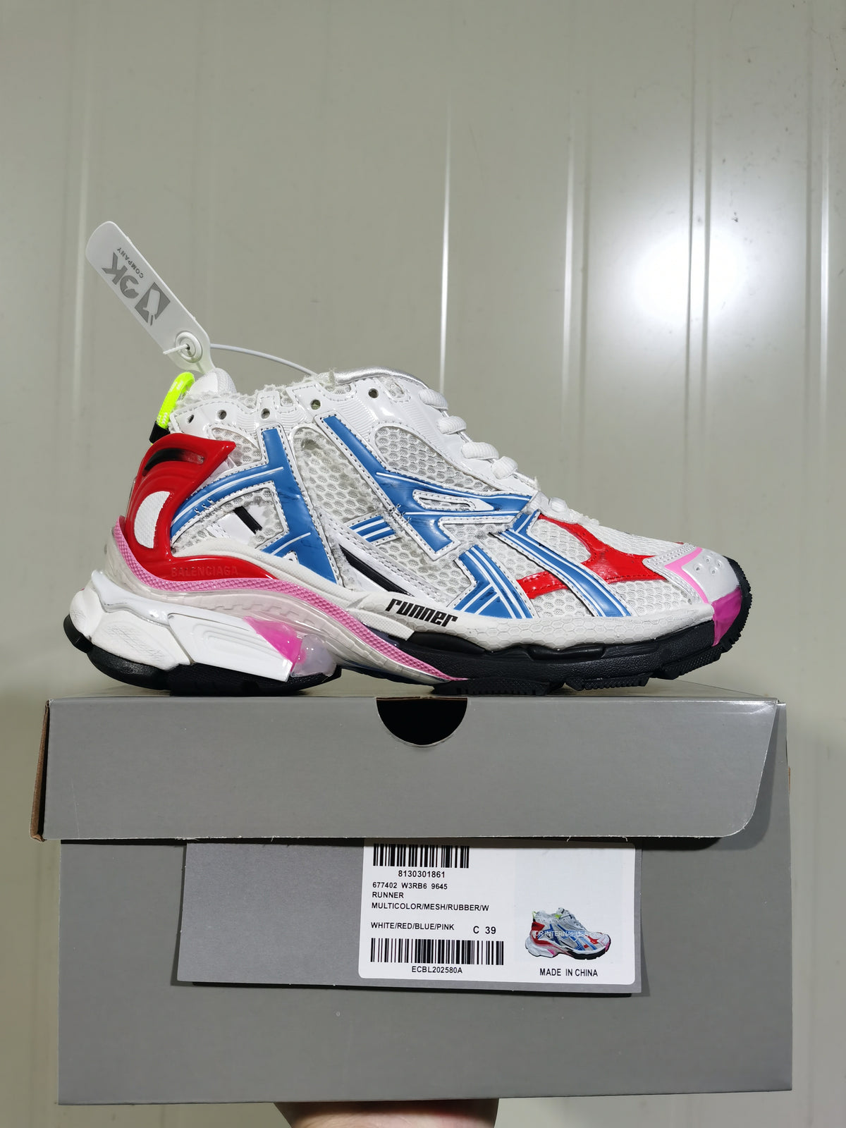 Puma Runner sneaker displayed on its box; the label shows style reference 677402 W386 9645, colorway WHITE/RED/BLUE/PINK, and size C 39.