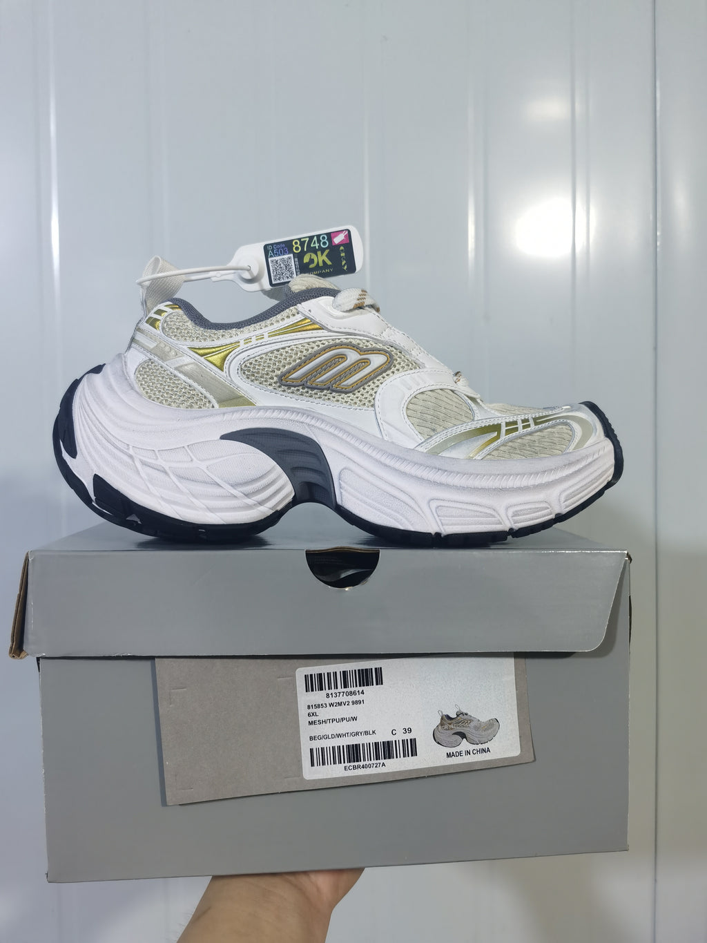 Skechers sneaker displayed on its box, showing the side profile, color combination, and product label.