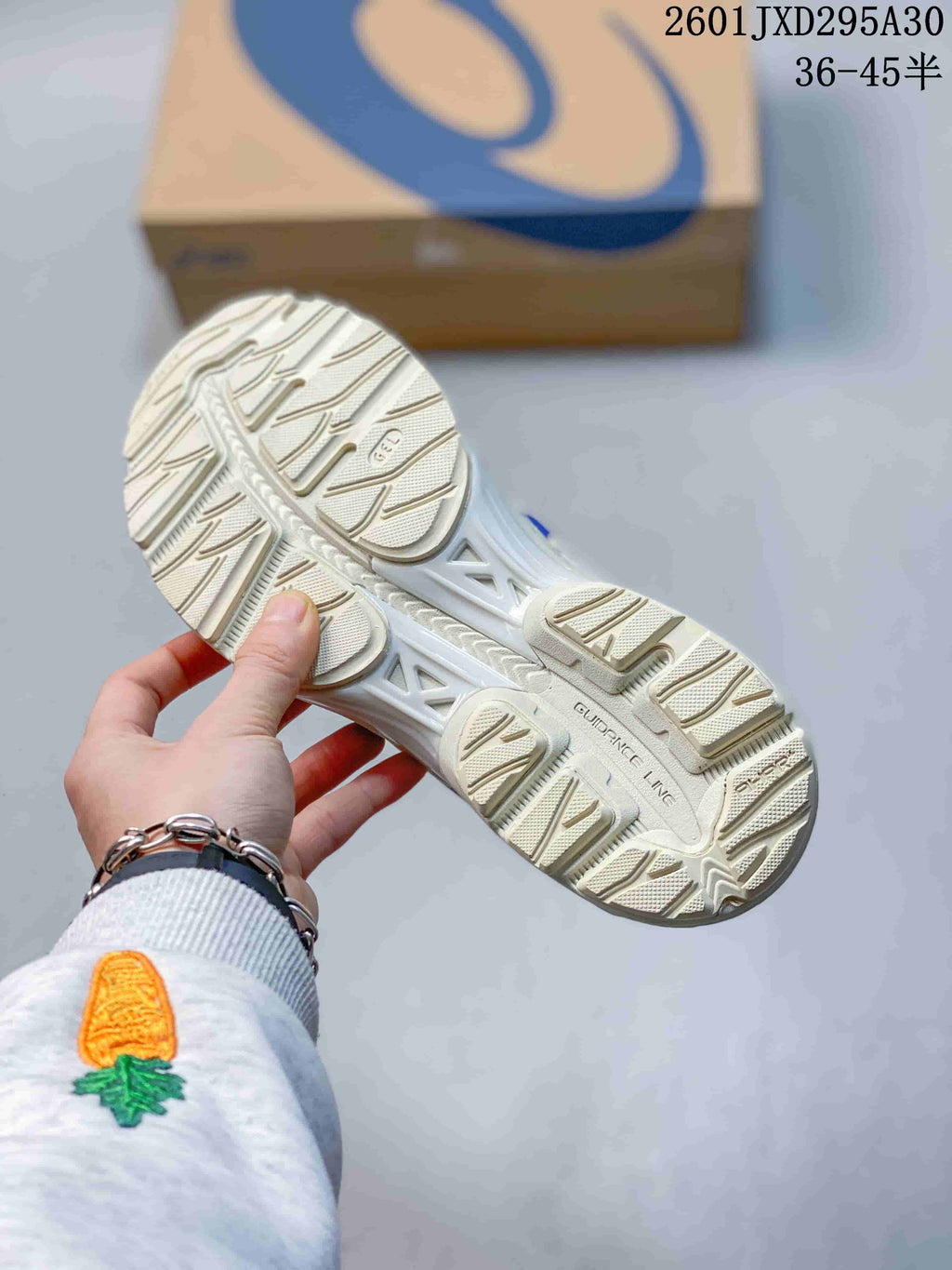 Underside view of the shoe showing a patterned outsole; image text gives a 36–45.5 size range.