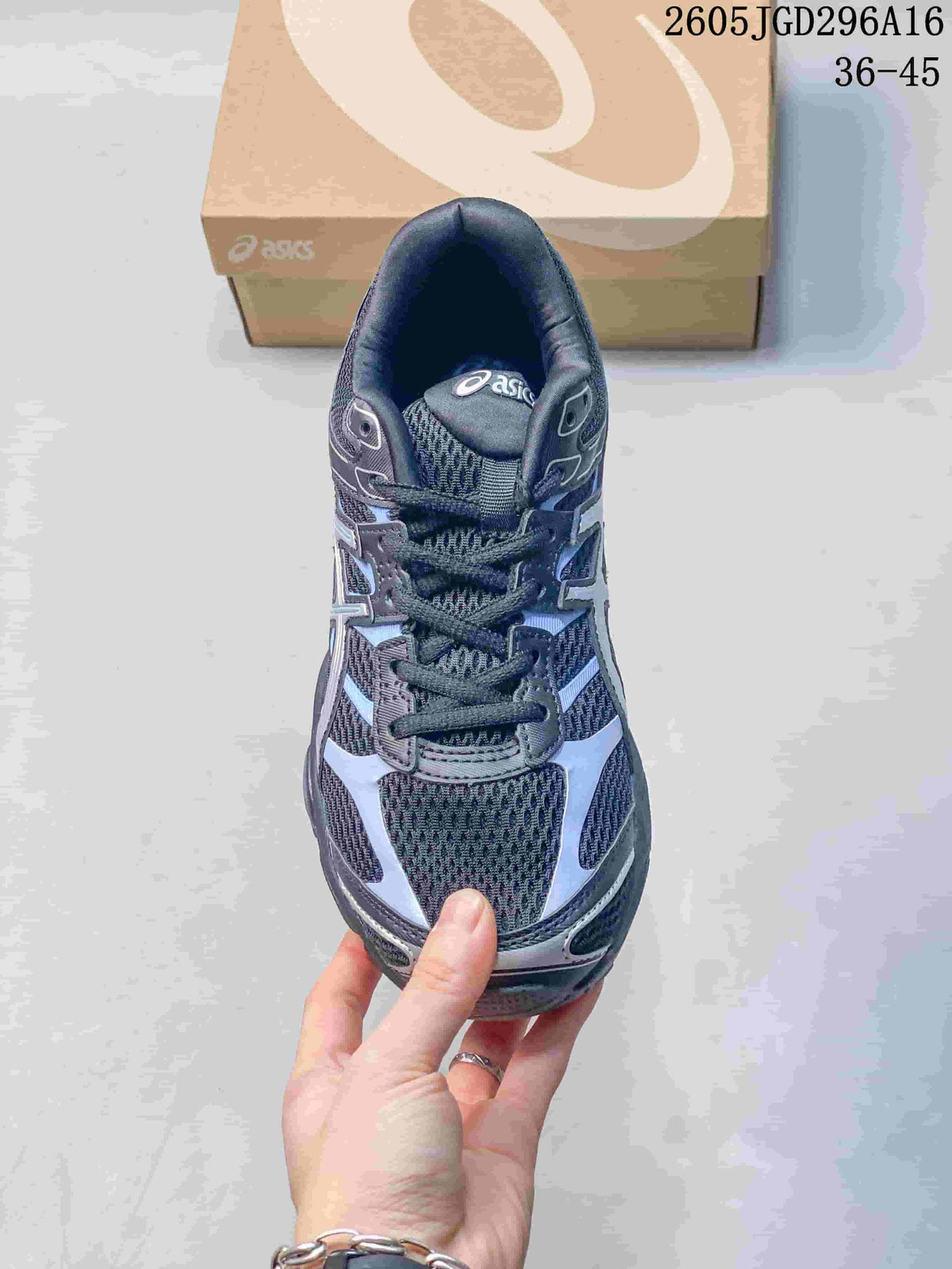 Top view of the ASICS Gel-Cumulus 16 sneaker showing its laces and mesh-look upper