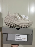 Beige sneaker displayed on its box; the label shows 9700, Defender, W2RA6, beige, and sample size C 39.