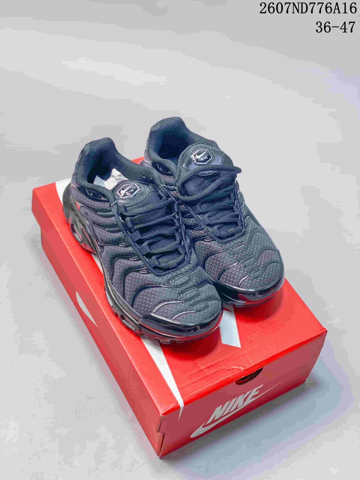 Pair of black Nike Air Max Plus sneakers displayed on a red shoe box; style code 2607ND776A16 and size range 36–47 are overlaid in the upper-right corner.