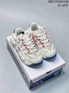 Pair of white and gray FILA Croissant sneakers with pink lace accents displayed on a FILA shoebox; overlay text shows style reference 2607JXD266A26 and sizes 35–40.5.