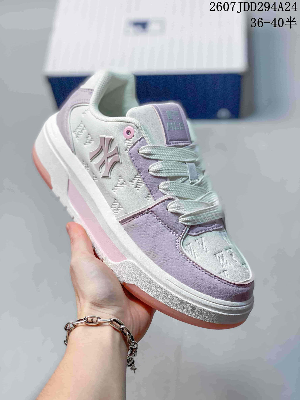 Close-up side view of a white and lavender MLB sneaker showing the layered sole, lace-up upper and side branding; visible overlay text includes style code 2607JDD294A24 and a 36–40 size range.