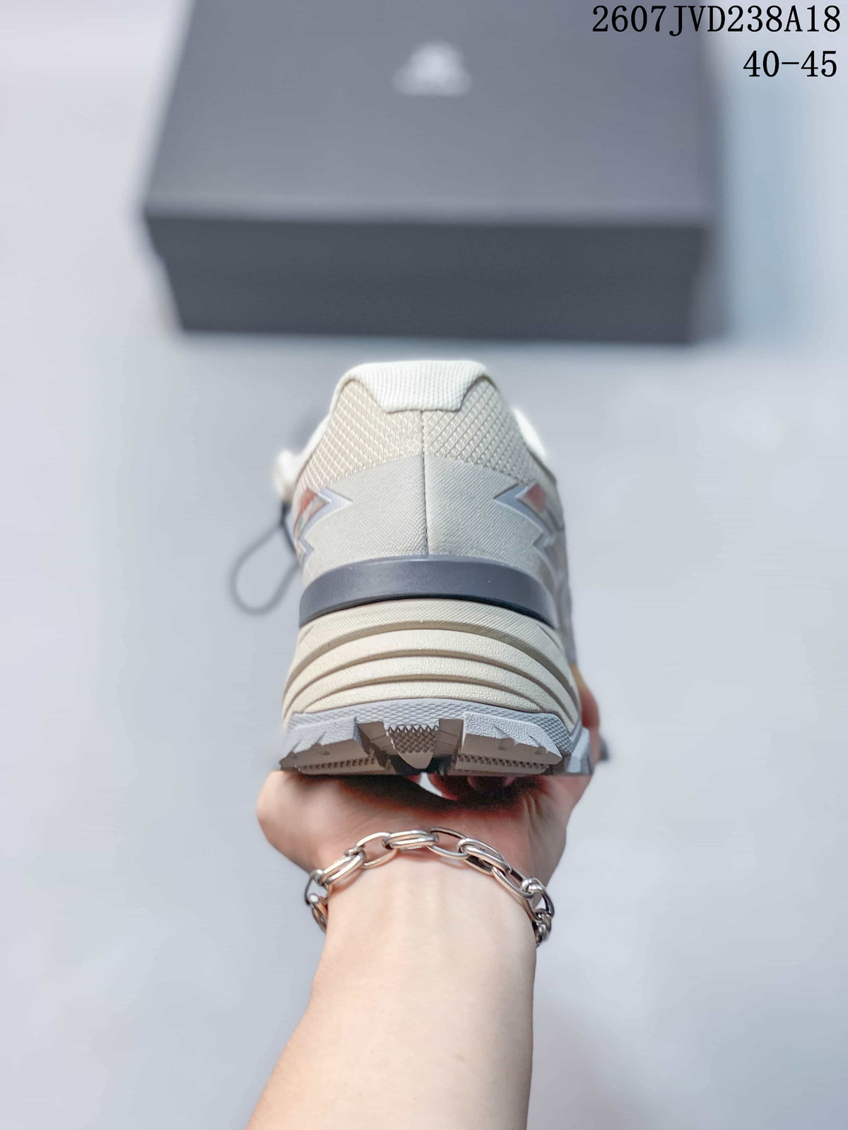 Rear view of the hiking shoe showing the padded heel collar, layered heel construction, and lugged outsole; size range 40–45 and code 2607JVD238A18 are overlaid.