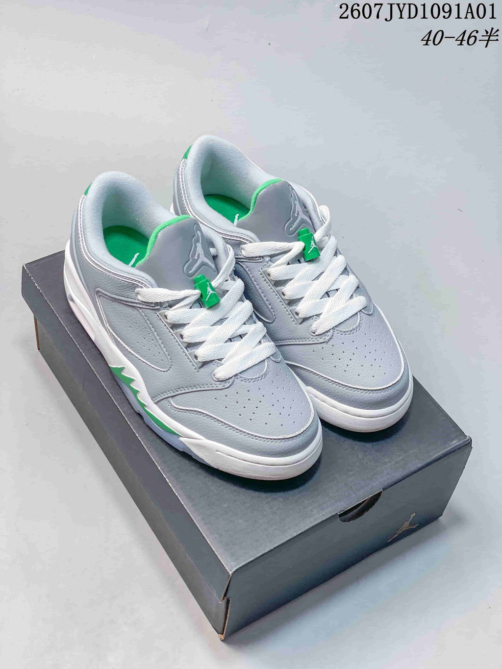 Pair of gray low-top sneakers with green accents and white laces; image overlay lists sizes 40–46.