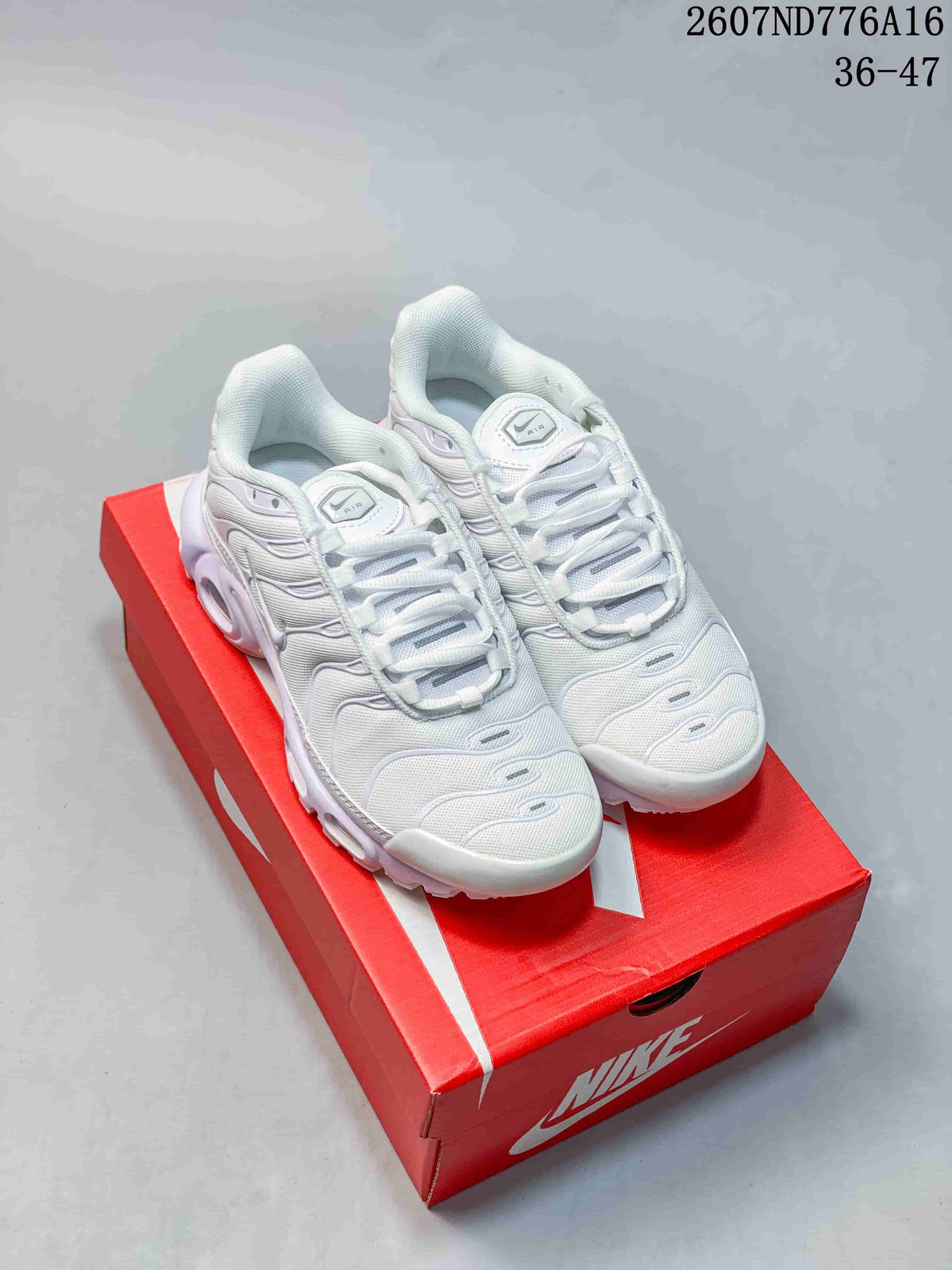 Pair of white Nike Air Max Plus sneakers displayed on a red Nike shoebox; style code 2607ND776A16 and size range 36–47 are overlaid.