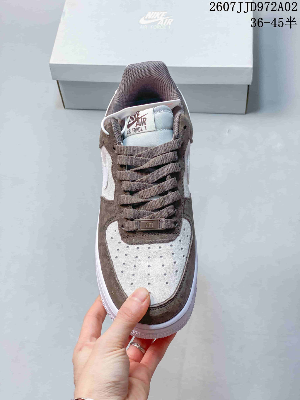 Front view showing the perforated toe, brown laces and contrast panels; image overlay states 36–45.5 and JD972A02.