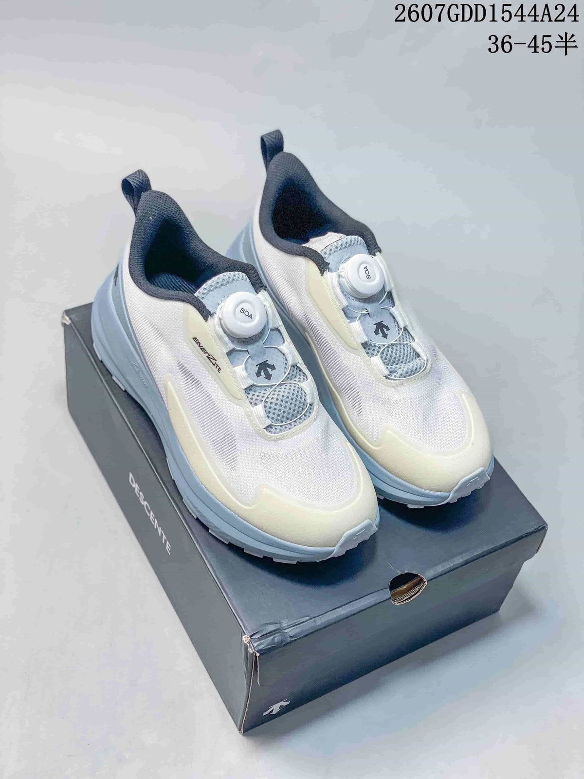 Pair of white and light blue DESCENTE LAVITATE WIRE 3.0 running shoes with BOA-style dial closures on a shoe box.