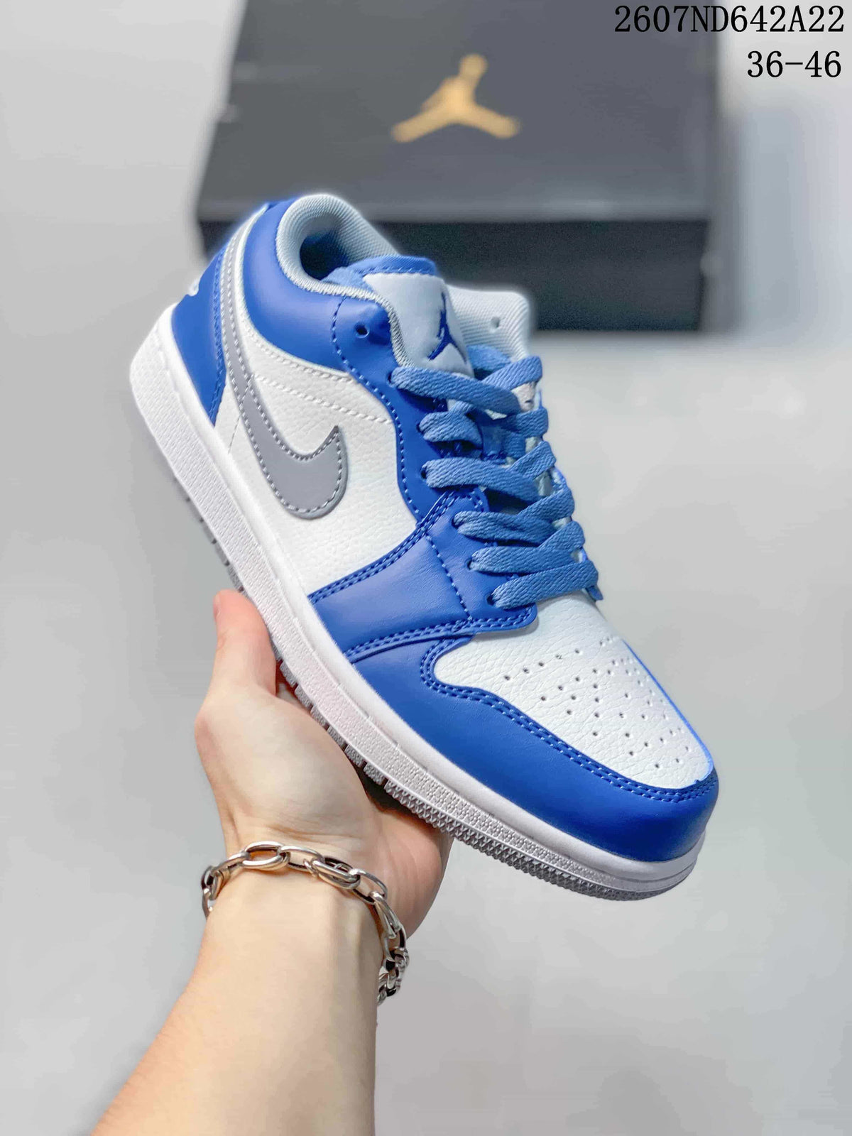 Angled side view highlighting the blue and white low-top sneaker design and grey Swoosh; image text shows sizes 36–46.