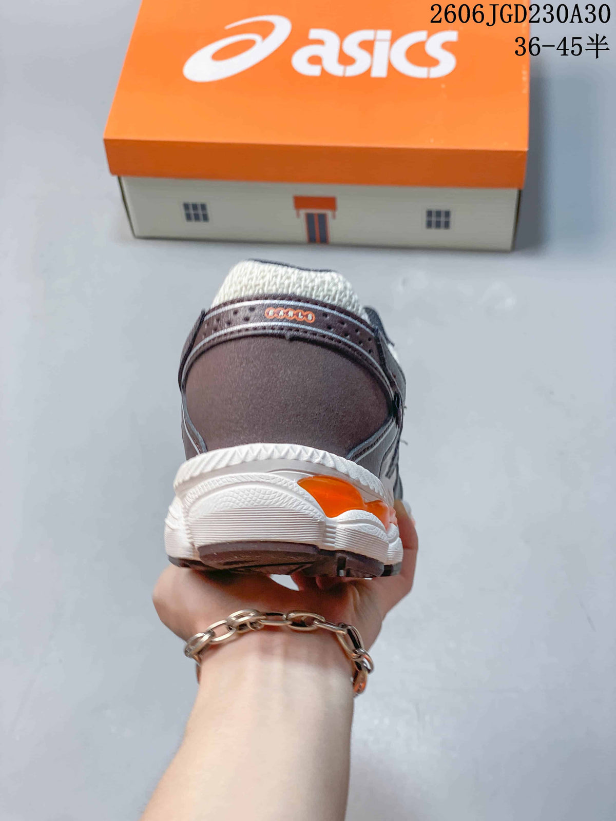 Rear view of an ASICS GEL-CUMULUS 16 shoe showing the heel and midsole.