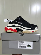 Side profile of the sneaker displayed on its box, with the box label visible beneath it.