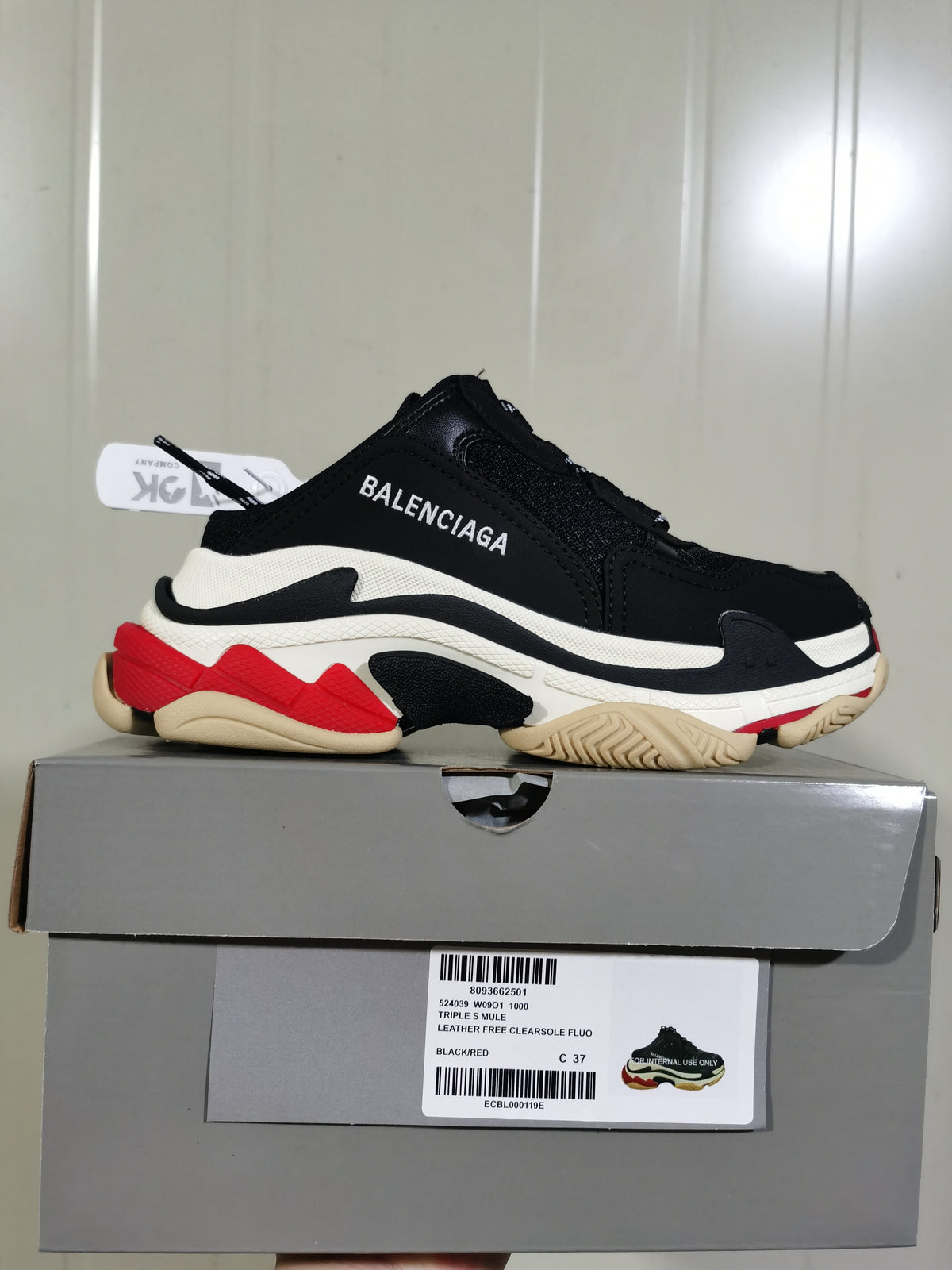 Side profile of the sneaker displayed on its box, with the box label visible beneath it.