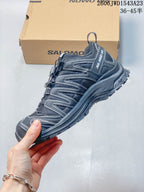 Side view of a dark Salomon XA Pro 3D shoe with layered panels and quick-lace closure; image overlay lists sizes 36–45.5.