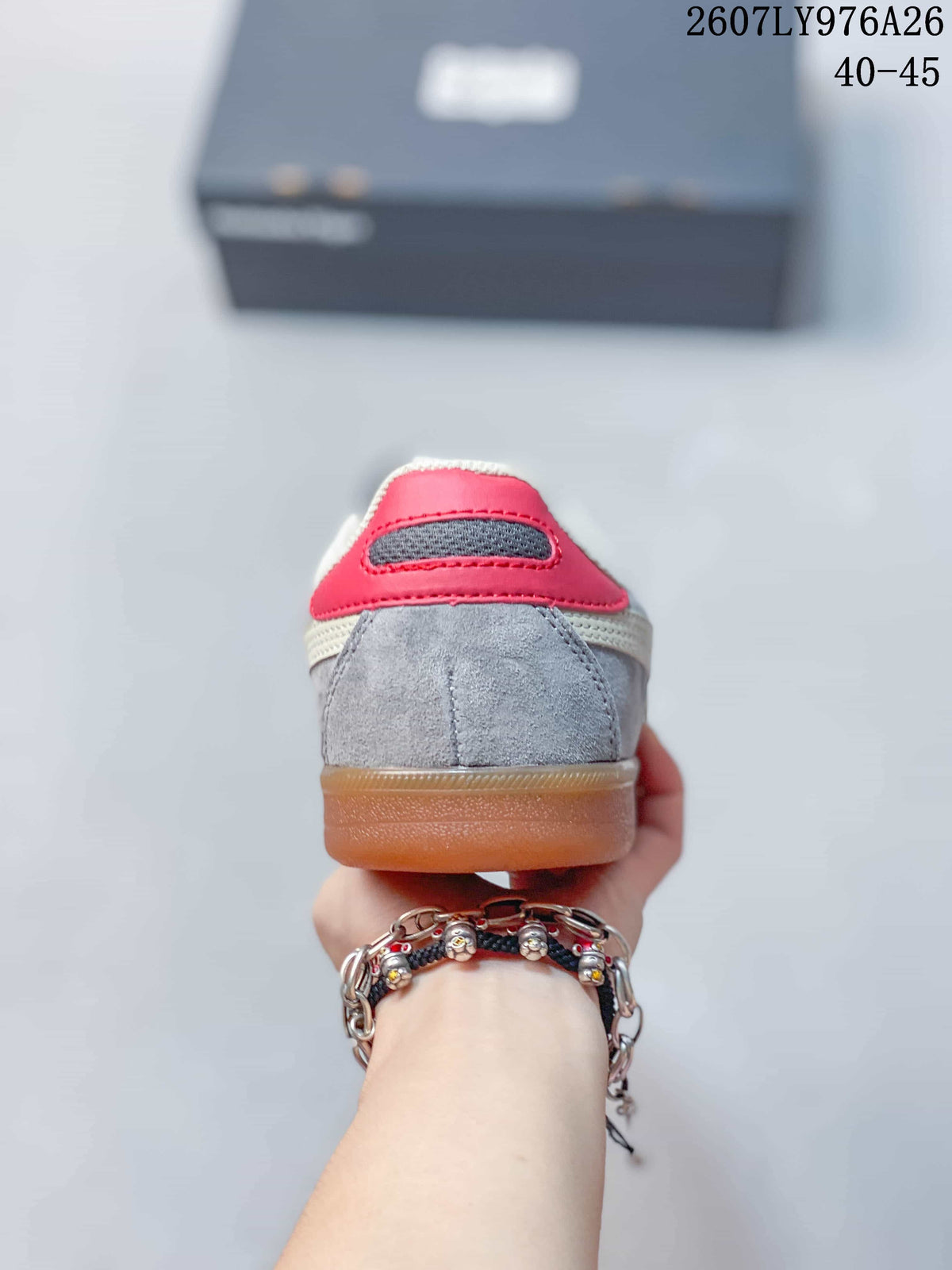 Rear view of the sneaker showing the gray heel, red heel accent, padded collar, and amber outsole; image text shows style code 2607LY976A26 and size range 40–45.
