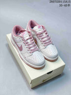 Pair of white and pink low-top sneakers displayed on a shoebox; image text shows style code 2607GDD115A15 and size range 35–45.