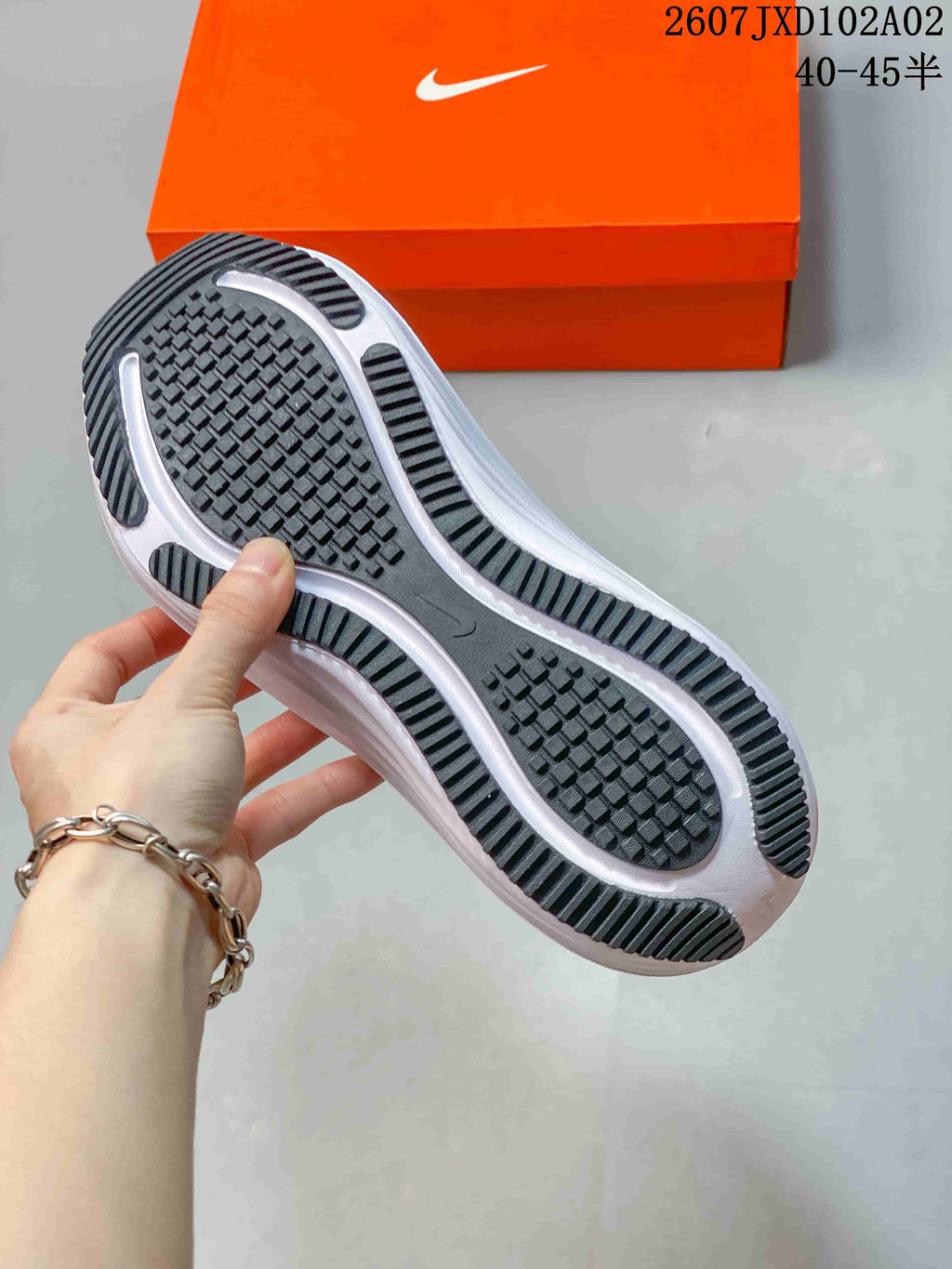 Underside of a Nike running shoe showing a black patterned outsole and white sections; image text shows 40–45.