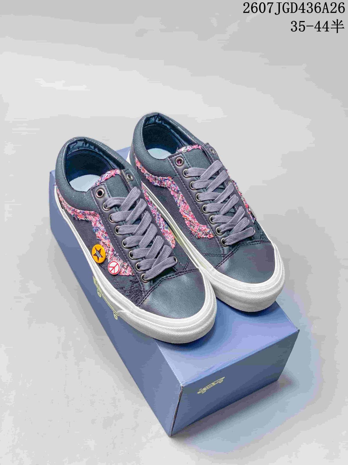 Pair of dark navy Vans Old Skool 36 sneakers with multicolor side detailing, white soles and a blue shoebox; size range text is visible at the top.