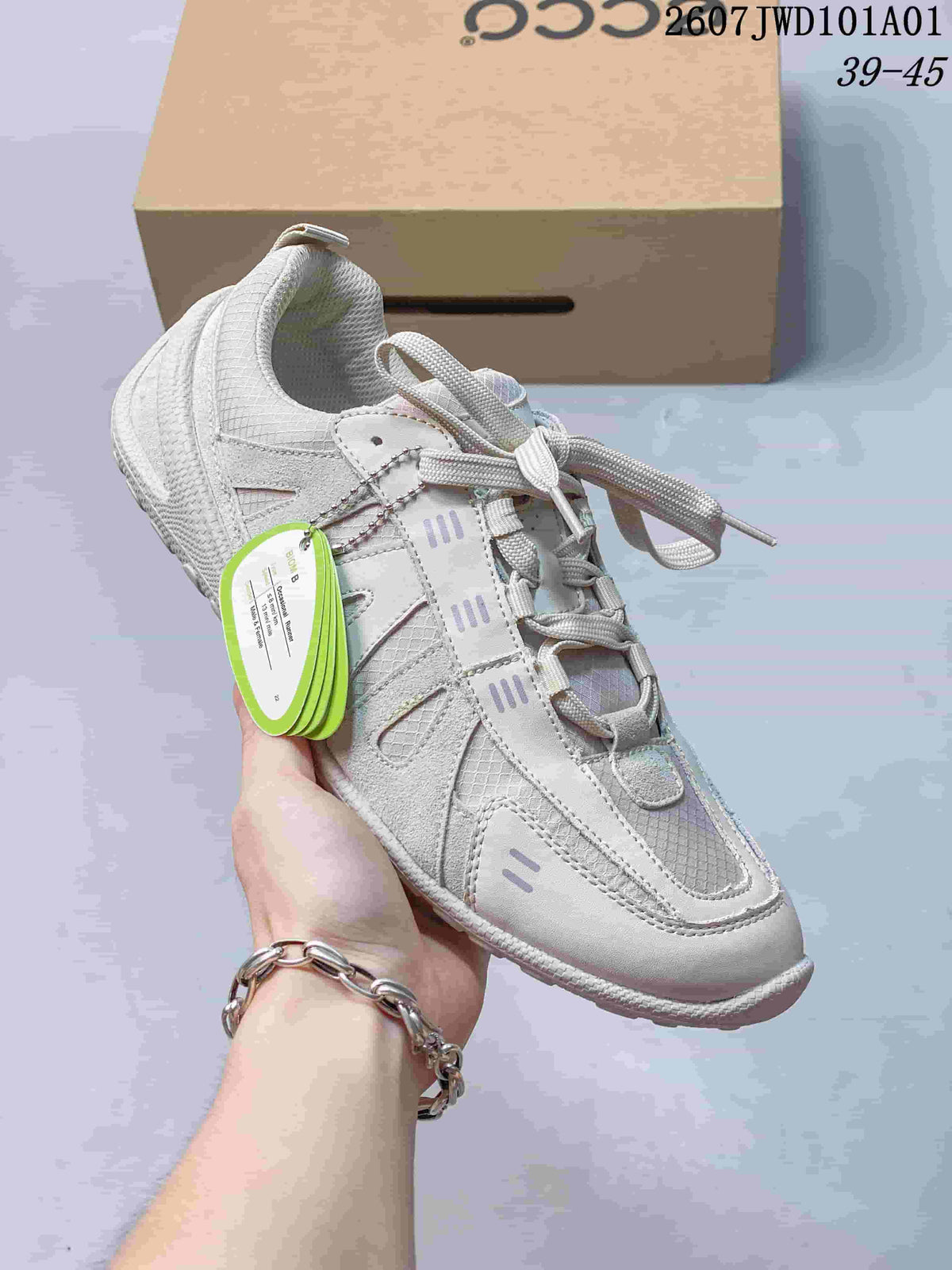 Close-up of a white casual lace-up sneaker with layered panels and patterned upper sections; overlay shows style code 2607JWD101A01 and size range 39–45.