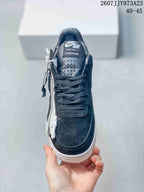 Front view of the black sneaker showing the perforated toe, laces, tongue branding, and side zipper; image text shows product code 2607JJY973A23 and size range 40–45.