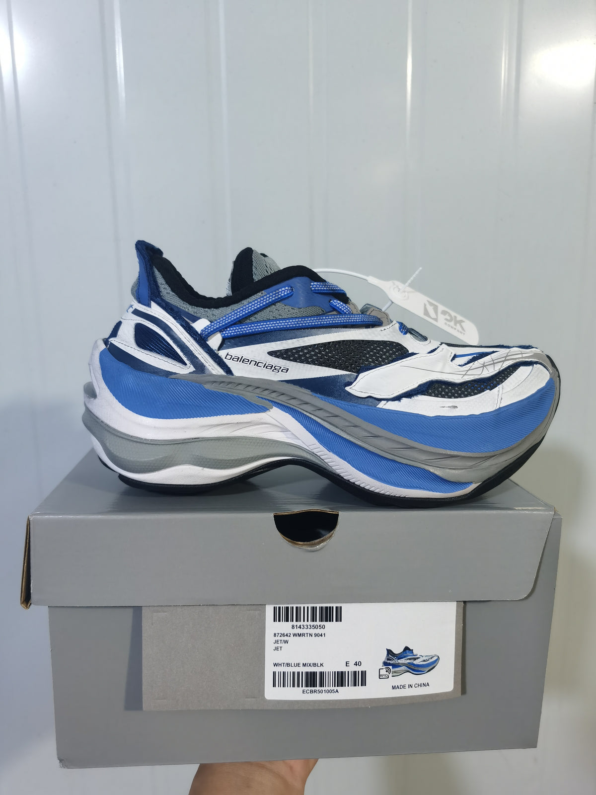 Side profile of the blue and white sneaker displayed on its shoebox; the box label shows EU size 40 and style code 9041.