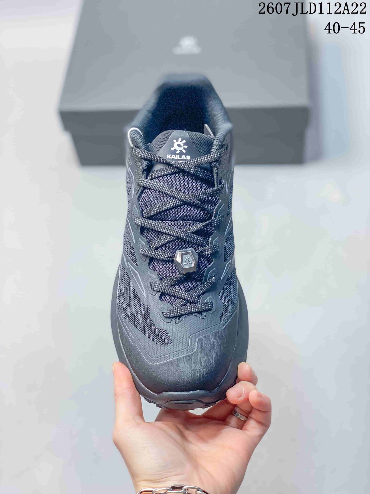 Front view of one dark gray lace-up shoe showing the KAILAS tongue logo, mesh upper, and protective toe area; code 2607JLD112A22 and size range 40–45 are overlaid.