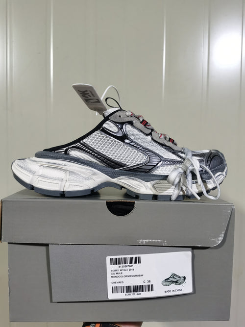 Side view of the sneaker resting on its box; the box label shows 3XL, model code 746282 W1XJ3 2015, Grey/Red and size C 38.