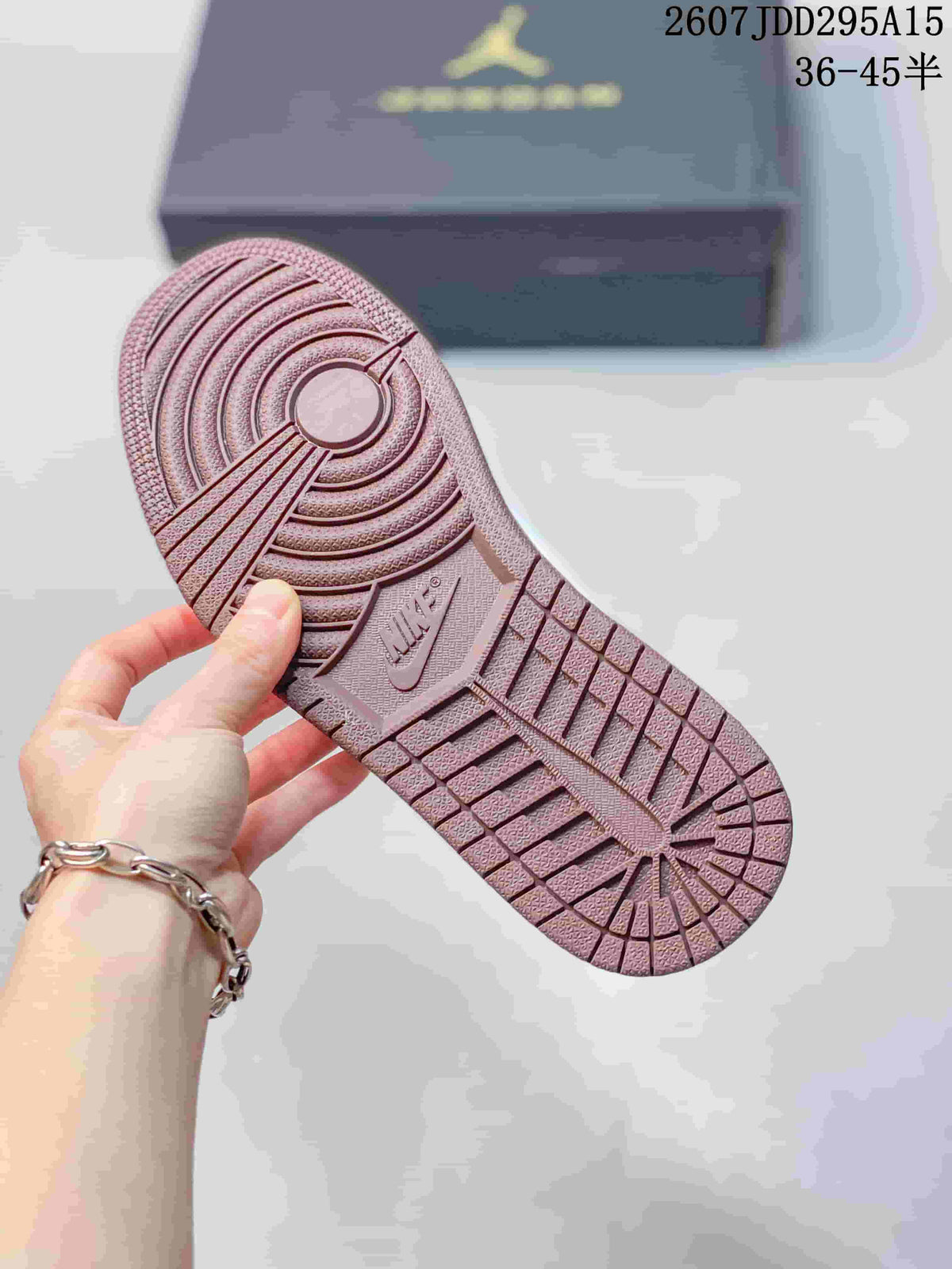 Close-up of the brown outsole showing concentric circular and geometric traction grooves; the background text shows style code 2607JDD295A15 and size range 36–45.