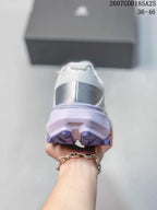 Rear view of the white and lilac shoe showing the heel counter, padded collar, midsole, and lugged outsole; overlay shows style code 2607GDD185A25 and size range 36–46.