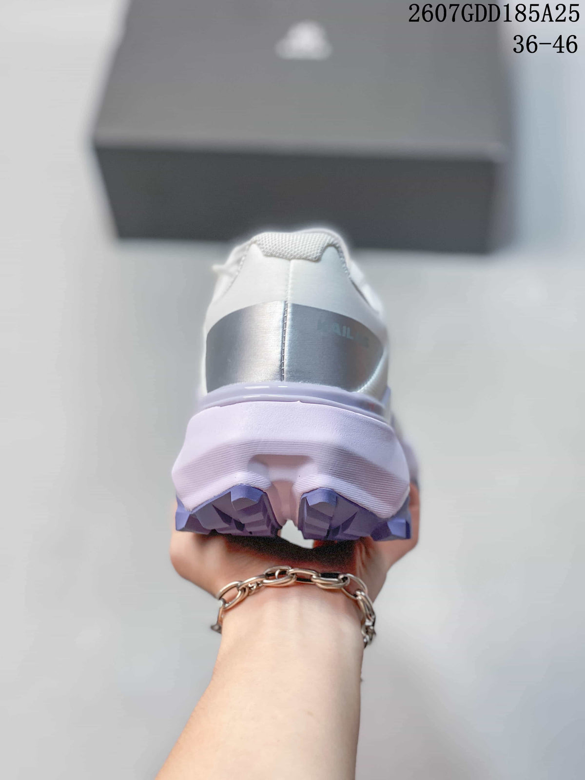 Rear view of the white and lilac shoe showing the heel counter, padded collar, midsole, and lugged outsole; overlay shows style code 2607GDD185A25 and size range 36–46.